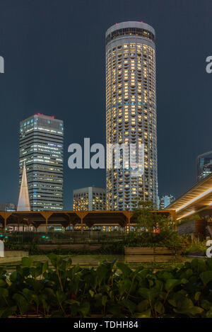 Skyline von Singapur in einem Teich in der Nacht Rückblick 6. Stockfoto