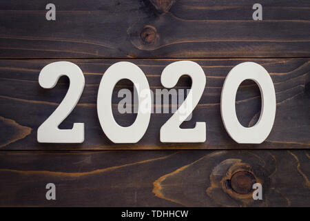 Neues Jahr Konzept-Nummer 2020 für das neue Jahr auf einen hölzernen Tisch. Mit Vintage styled Hintergrund. Stockfoto