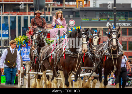 Portland, Oregon, USA - Juni 8, 2019: Söhne & Töchter von Oregon Pioniere im Grand Floral Parade, während Portland Rose Festival 2019. Stockfoto