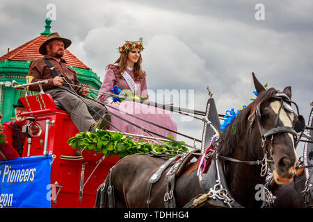 Portland, Oregon, USA - Juni 8, 2019: Söhne & Töchter von Oregon Pioniere im Grand Floral Parade, während Portland Rose Festival 2019. Stockfoto