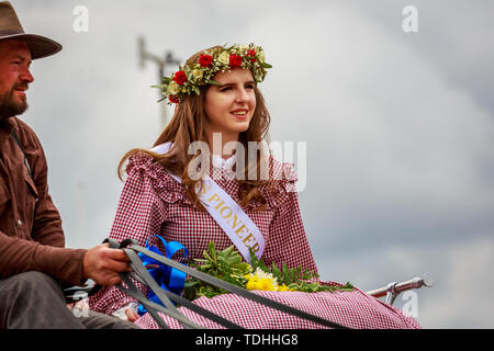 Portland, Oregon, USA - Juni 8, 2019: Söhne & Töchter von Oregon Pioniere im Grand Floral Parade, während Portland Rose Festival 2019. Stockfoto