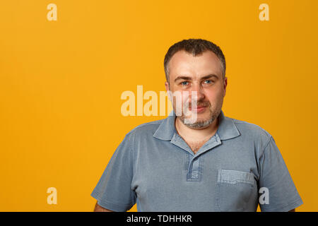 Closeup Porträt eines Mannes auf einem gelben Hintergrund. Platz kopieren Stockfoto