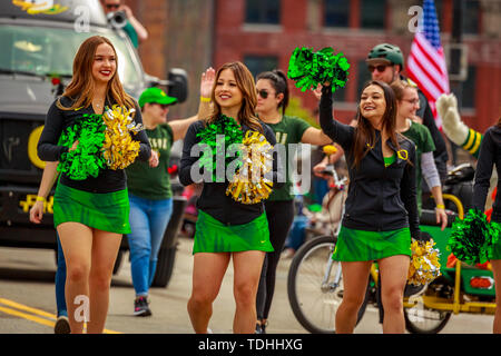 Portland, Oregon, USA - Juni 8, 2019: Universität oder Oregon Cheerleadern im Grand Floral Parade, während Portland Rose Festival 2019. Stockfoto