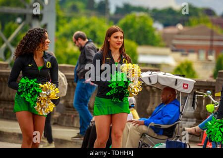 Portland, Oregon, USA - Juni 8, 2019: Universität oder Oregon Cheerleadern im Grand Floral Parade, während Portland Rose Festival 2019. Stockfoto