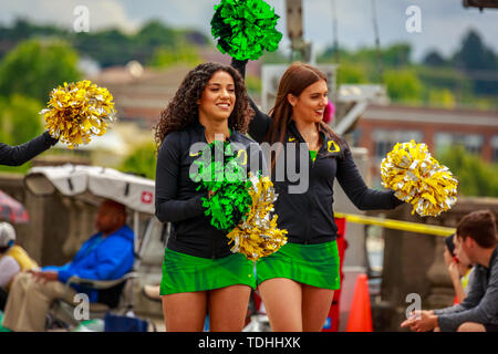 Portland, Oregon, USA - Juni 8, 2019: Universität oder Oregon Cheerleadern im Grand Floral Parade, während Portland Rose Festival 2019. Stockfoto