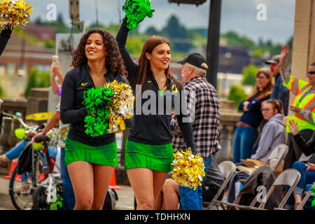 Portland, Oregon, USA - Juni 8, 2019: Universität oder Oregon Cheerleadern im Grand Floral Parade, während Portland Rose Festival 2019. Stockfoto