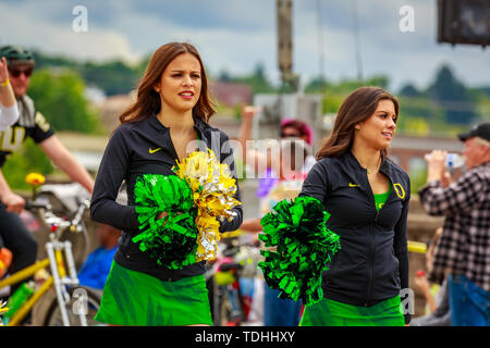 Portland, Oregon, USA - Juni 8, 2019: Universität oder Oregon Cheerleadern im Grand Floral Parade, während Portland Rose Festival 2019. Stockfoto
