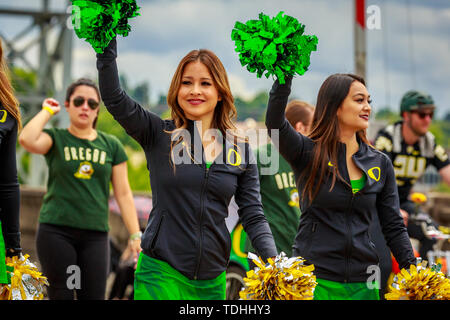 Portland, Oregon, USA - Juni 8, 2019: Universität oder Oregon Cheerleadern im Grand Floral Parade, während Portland Rose Festival 2019. Stockfoto