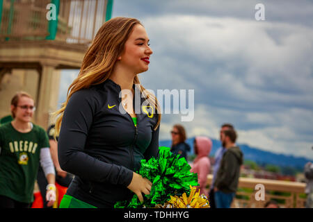 Portland, Oregon, USA - Juni 8, 2019: Universität oder Oregon Cheerleadern im Grand Floral Parade, während Portland Rose Festival 2019. Stockfoto