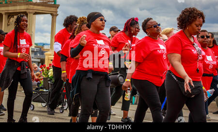 Portland, Oregon, USA - Juni 8, 2019: Oregon Schwarz Handelskammer in den Grand Floral Parade, während Portland Rose Festival 2019. Stockfoto