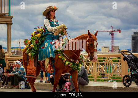 Portland, Oregon, USA - Juni 8, 2019: Pendleton Überblick zum Gericht im Grand Floral Parade, während Portland Rose Festival 2019. Stockfoto