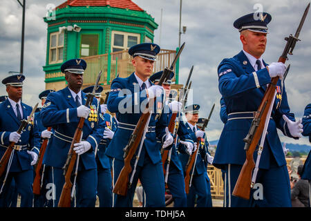 Portland, Oregon, USA - Juni 8, 2019: United States Air Force Ehrengarde im Grand Floral Parade, während Portland Rose Festival 2019. Stockfoto