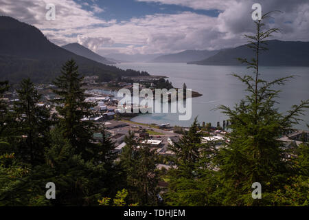 Ein Blick auf die Spitze des Mt Dewey des entfernten Gemeinde Wrangell in Alaska, Langzeitbelichtung, das Meer, den blauen Himmel zu glatt Stockfoto