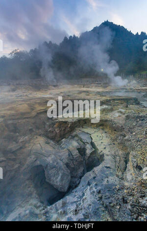 Portugal, Azoren, Sao Miguel, Furnas, Lago das Furnas Lake, Lakeside caldeiras, vulkanische Aktivität Stockfoto