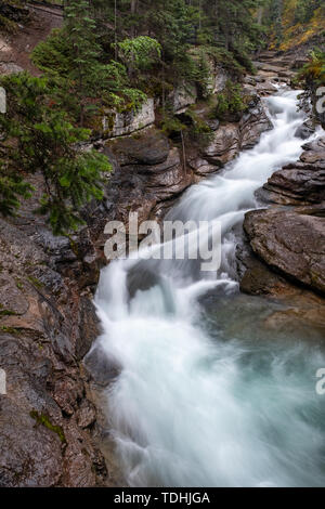 Einen schönen Wasserfall Schnitte durch die Felsen am Maligne Canyon, Jasper National Park, Kanada, lange Belichtung zu erstellen verschwommene Bewegung auf dem Wasser, nob Stockfoto