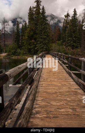 Die leere Holz rustikale Brücke über zu Pyramid Island führenden am Pyramid Lake, Jasper National Park, Kanada, niemand im Bild Stockfoto