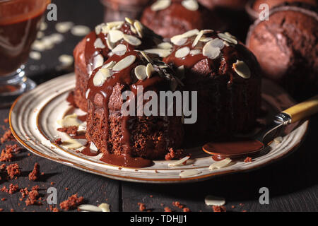 Leckere Schokolade Muffins auf dunklem Hintergrund, selektiver Fokus Stockfoto
