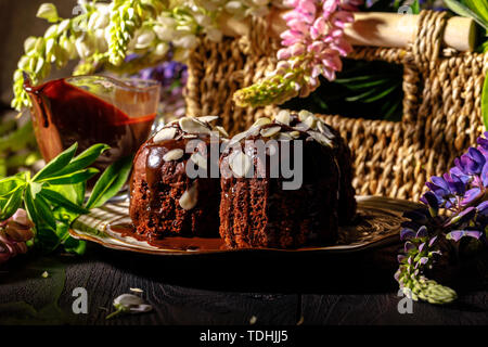 Leckere Schokolade Muffins auf dunklem Hintergrund, selektiver Fokus Stockfoto