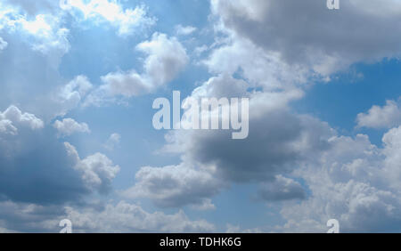 Wolken bei Sonnenuntergang vor dem Regen blauer Himmel weiße und graue Wolken Stockfoto