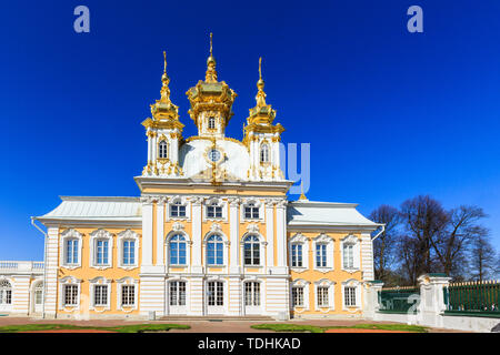 Petergof, St.-Petersburg, Russland - Juni 09, 2019: Kapelle mit goldenen Kuppeln, von ein paar Flankierende die wichtigsten Palace Stockfoto