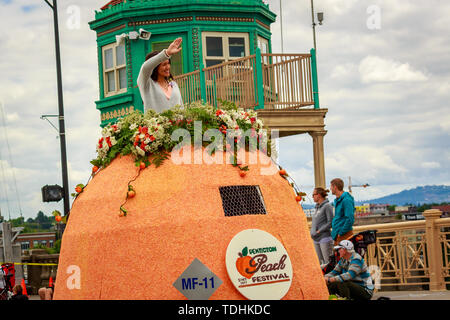 Portland, Oregon, USA - Juni 8, 2019: Penticton Pfirsich-festival Mini-Float im Grand Floral Parade, während Portland Rose Festival 2019. Stockfoto