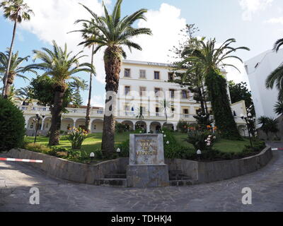 Tanger, Marokko auf April 2019: weiße Hotelgebäude und Palmen in der afrikanischen Stadt mit bewölkt blauer Himmel in warmen, sonnigen Frühlingstag. Stockfoto