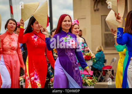 Portland, Oregon, USA - Juni 8, 2019: Vietnamesische Gemeinschaft von Oregon im Grand Floral Parade, während Portland Rose Festival 2019. Stockfoto