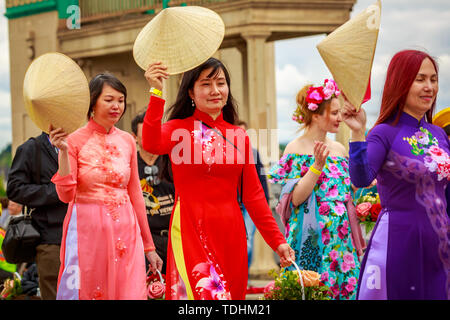 Portland, Oregon, USA - Juni 8, 2019: Vietnamesische Gemeinschaft von Oregon im Grand Floral Parade, während Portland Rose Festival 2019. Stockfoto