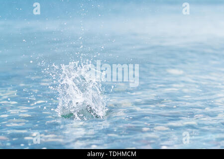 Wasser, Wasser, spritzen auf blaue Wellenlinie Meer Hintergrund Stockfoto