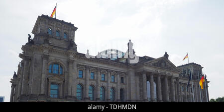 Bundestag Deutscher Bundestag in Berlin, Deutschland. Dem deutschen Volke bedeutet für das deutsche Volk Stockfoto