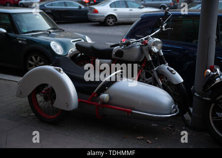 Motorrad mit Seitenwagen auf dem Bürgersteig geparkt auf die Post. Berlin, Deutschland. Februar 19, 2019. Stockfoto