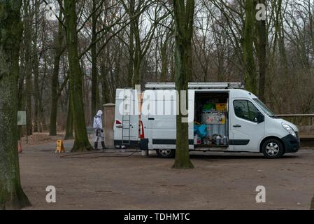 Chemische Straße Behandlung. Berlin, Deutschland. Februar 19, 2019. Stockfoto
