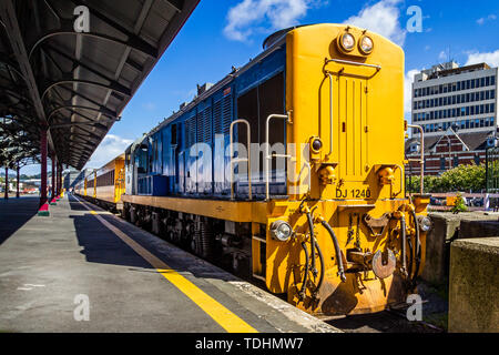 Taieri Gorge Railway Zug und Wagen am Bahnsteig am Bahnhof von Dunedin in Dunedin, Neuseeland, die am 15. März 2012 Stockfoto