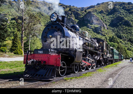 Die Vintage Dampfmaschine die Kingston Flyer mit Kopf von Wasserdampf bei Kingston, New Zealand am 13. März 2012 Stockfoto