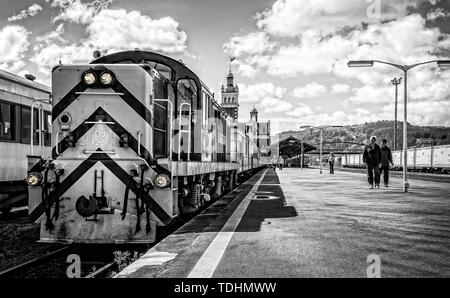 Taieri Gorge Railway Zug und Wagen in Schwarz und Weiß auf der Plattform bei Dunedin Bahnhof in Dunedin, Neuseeland, die am 15. März 2012 Stockfoto