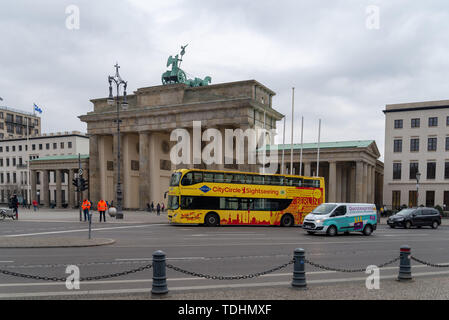 Berlin, Deutschland. Februar 19, 2019. Ein Doppeldecker Bus fährt die Straße vor dem Hintergrund des Brandenburger Tor. Stockfoto