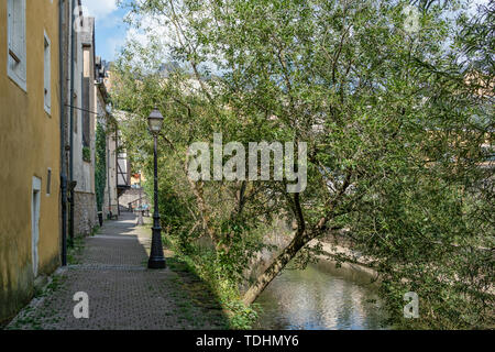 Grund der Innenstadt von Luxemburg Stadt, Häuser und Bäume entlang der Alzette Fluss Stockfoto