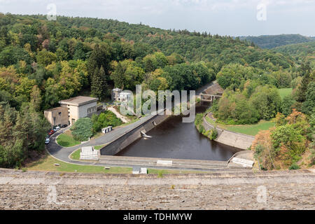 Gileppe Talsperre in Belgien mit Kraftwerk für Wasserkraft Energie Stockfoto