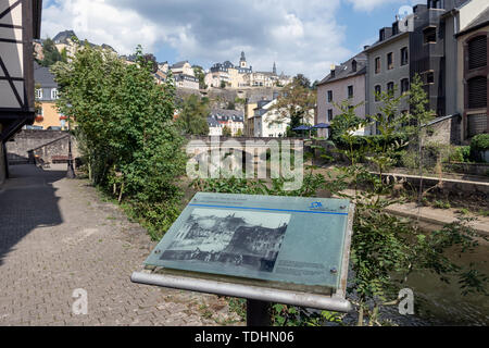 Die Innenstadt von Luxemburg Stadt Grund mit Informationen entlang des Flusses Alzette Stockfoto