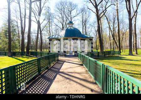 Voliere Pavillon im unteren Gärten in Peterhof im Frühjahr sonnigen Tag Stockfoto