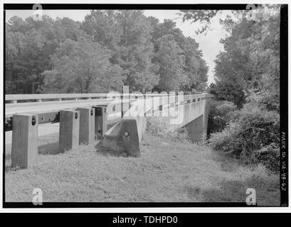 Nordwestlich der Mill Creek Bridge (HAER Nr. VA-48-N) VON DER SEITE DER STRASSE. - Colonial Parkway, Yorktown Insel von Jamestown, Yorktown, York County, VA; Cramton, Louis C; Wilbur, Ray Lyman, Hoover, Herbert; Taylor, Oliver G; Peterson, Charles E; Smith, William H; Robinson, William;T E Firma Ritter; Thomason, C Y; J G Attaway Bauunternehmen; Wescott, Frank T; T-Stück, Nello D; ein N Campbell und Unternehmen; Arundel Corporation; P T Widerrist; Sanford und Bäche, Firma; Roberts ebnet Unternehmen; Malpass Bauunternehmen; W E Graham und Söhne; Rea Bauunternehmen; Scott, W H; Fall Constructio Stockfoto