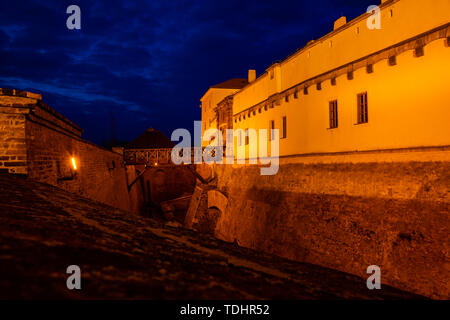 Alte Mauer der Burg Spielberg Wand am Abend mal in Brünn, Tschechische Republik Stockfoto