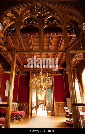 Lednice, Tschechische Republik - 15.05.2019: Roter Saal im Schloss Lednice, Südmähren, Tschechische Republik Stockfoto