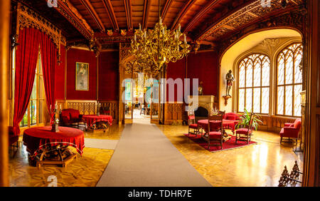 Lednice, Tschechische Republik - 15.05.2019: Roter Saal im Schloss Lednice, Südmähren, Tschechische Republik Stockfoto