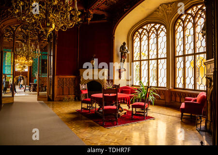 Lednice, Tschechische Republik - 15.05.2019: Roter Saal im Schloss Lednice, Südmähren, Tschechische Republik Stockfoto