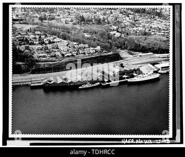 Schräge LUFTAUFNAHME DER WASSERSEITE DER SPERRY OZEAN DOCK. Die TICONDEROGA IM HAFEN UND DOCKING. SCHUSTER PARKWAY WURDE gebaut, DIE EINE WESENTLICHE ÄNDERUNG IN DER SHORELINE BLUFF. Der BAYSIDE TRAIL IST SICHTBAR ENTLANG BLUFF. c. 1974 - Puget Sound flouring Mühlen, 611 Schuster Parkway, Tacoma Pierce County WA; qadd, William S Stockfoto