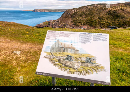 Ein Schild gibt Touristen Informationen über die Königin Batterie auf dem Signal Hill am Eingang in den Hafen von St. John in Neufundland. Stockfoto