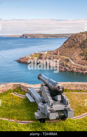 Kanone auf die Batterie auf dem Signal Hill, St John's, mit Blick auf die narrows am Eingang zum Hafen und Fort Amherst. Stockfoto