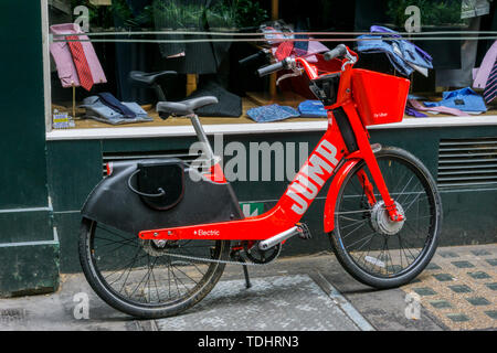 Jump ist ein dockless Elektrofahrrad System Inc. durch Soziale Fahrräder Fahrräder sind mit Sprung oder Uber apps und an die Benutzer uber Konto belastet. Stockfoto