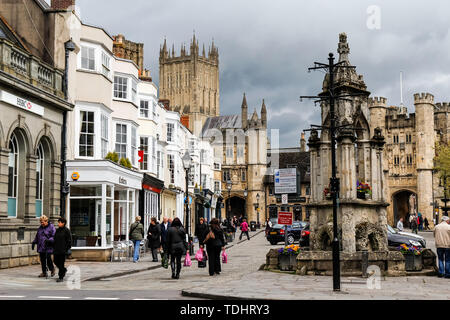 Ansicht von Wells Cathedral und Marktplatz Brunnen in Brunnen, Somerset, UK am 26. April 2012 Stockfoto